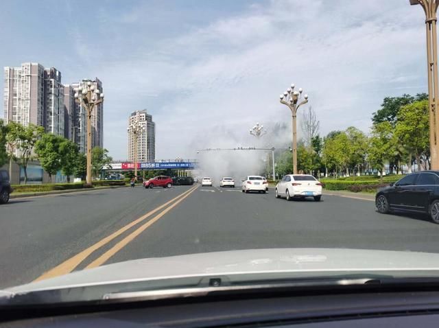  天来|天来豪庭附近发生车祸，一车侧翻冒烟，一车冲上花台撞到洒水车
