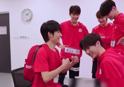  翟潇闻|超新星：焉栩嘉刚说完翟潇闻菜，之后又说自己更菜，说话要慎重