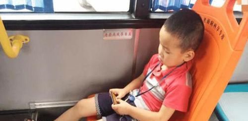 让座|＂我是孕妇，你就得给我让座！＂面对逼迫，7岁男童的反应尽显教养