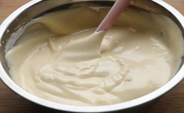  蛋白|戚风纸杯蛋糕的做法，不回缩不开裂，柔软细腻，在家做轻松搞定！