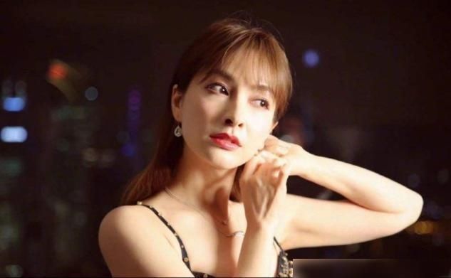  综艺节目|吴昕曝出“校园风”写真，甜美可爱宛如少女，完全不像30岁姐姐