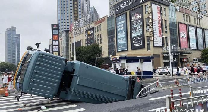  能数|太原东中环附近出现大坑，私家车被困，你能数清这是第几次了吗？