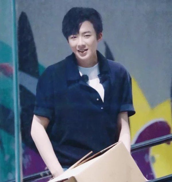 真实|黄晓明晒“全家福”, 却忘记给刘宇宁P图, 这就是网红的真实颜值