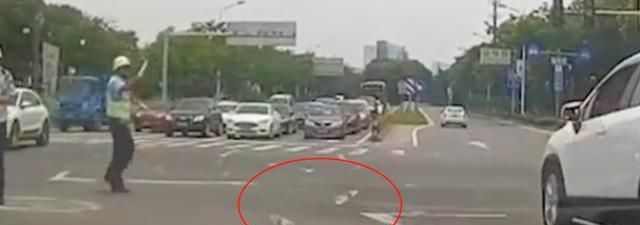  交警|SUV向执勤交警扔东西，看到被扔物品后，网友：好人一生平安