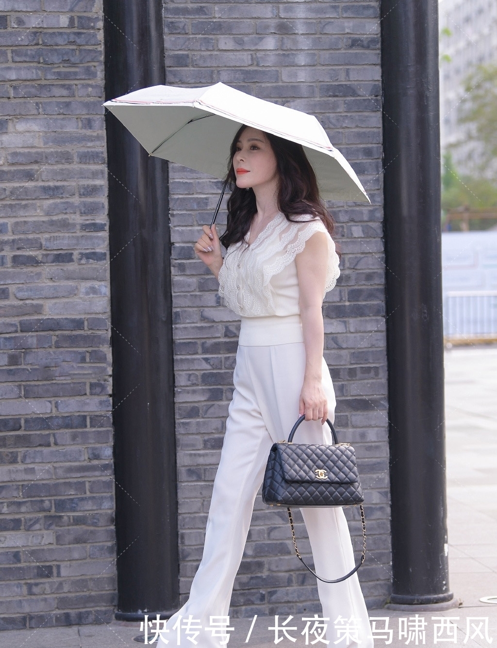 女生|气质女生的喇叭裤穿搭,时髦大方显气质,值得借鉴