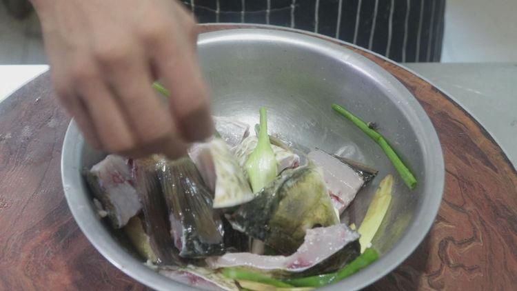 鲜辣|大厨分享线椒焖鲤鱼的经典做法,鲜辣开胃无腥味,好吃又下饭