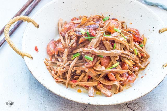  干笋炒腊肠|晚上只烧了1道菜，两个人吃了1锅饭，老公说这种吃法不胖才怪