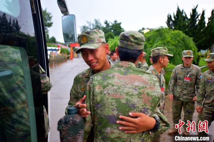 陆军航空兵学院迎接首批飞行学员(中国人民解放军空军某飞行学院开启新兵下连训练)  第1张