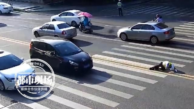 民警|55度高温!民警马路上晕倒,接下来一幕太暖了