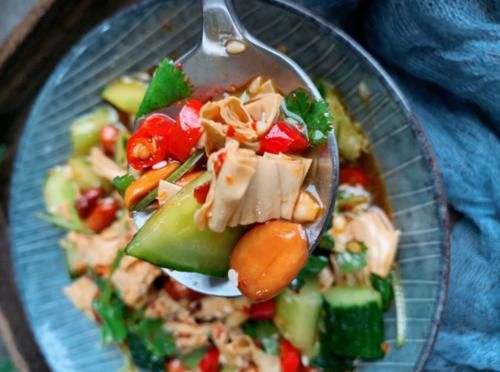 好吃|调凉菜,只加生抽是外行!教你万能凉拌汁,酸辣爽口,调啥都好吃