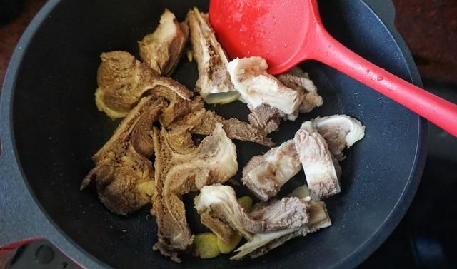  好吃|春菜和它这样炖，鲜咸香嫩，老公夸口好吃，吃到最后连汤汁都不剩