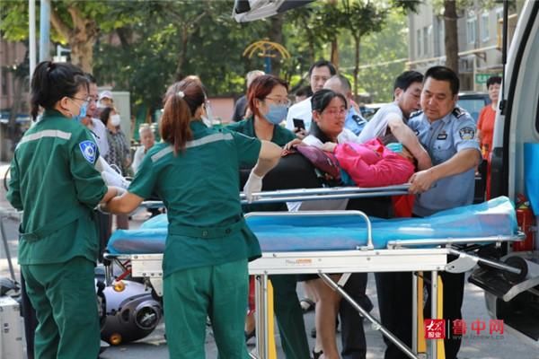  救助|伤者交通事故倒地 齐都公安民警及时救助