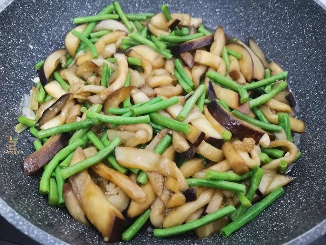 两样食材|夏天,这2样素菜一起炒,每次一盘不够吃,营养又消暑,比吃肉强