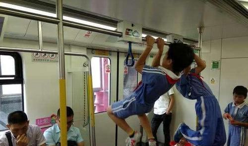 炫富|2小孩地铁上＂坐姿＂火了，网友纷纷点赞：这才叫真正的＂炫富＂