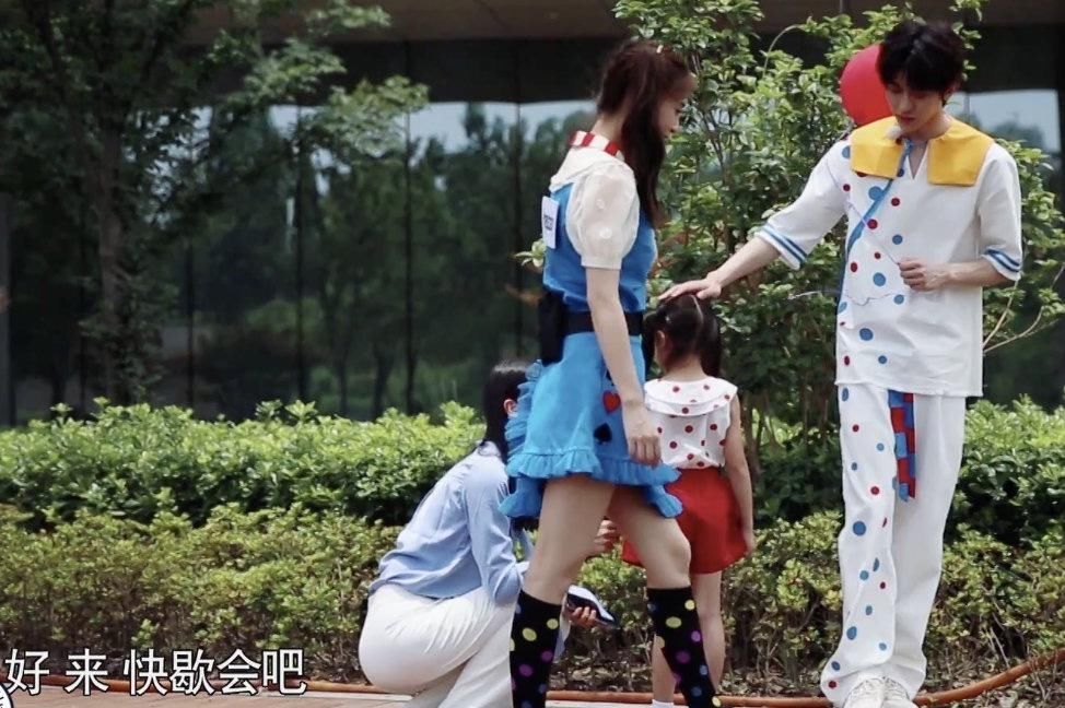  VS|《奔跑吧》郑恺VS蔡徐坤，同样是撩baby裙子，差别咋就这么大？