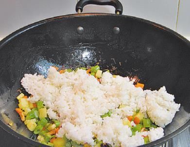 挑食|剩米饭别只会蛋炒饭,换种做法比蛋炒饭还好吃,挑食的孩子也爱