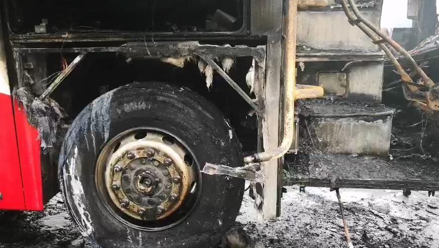  高速|载客52人！大客车贵州高速上突然起火，司机一个动作救了全车人！