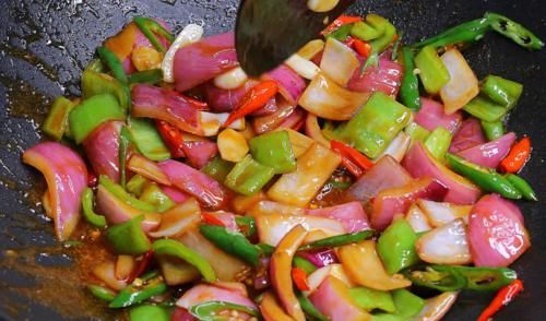  解馋|洋葱里加入4个鸡蛋，居然这么好吃，营养又解馋，比吃红烧肉还香