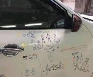 车子|“熊孩子”在车上乱涂鸦，车主看到车子后，称一辈子都不会擦掉！