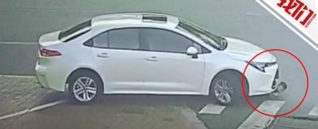  车底|太危险！7岁男童蹲路边盲区被卷入车底