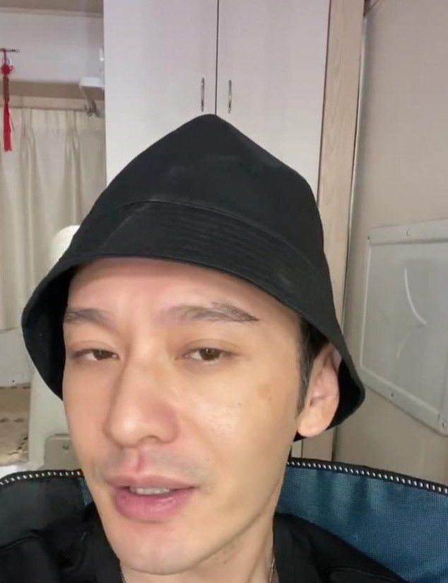  中餐厅|《中餐厅4》黄晓明颜值惹争议 本尊晒素颜自拍回应