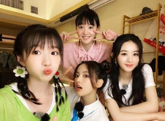  让人觉得很|《中餐厅》赵丽颖被小妹妹“求合照”，十级大眼滤镜下，32岁颜值令人崩溃