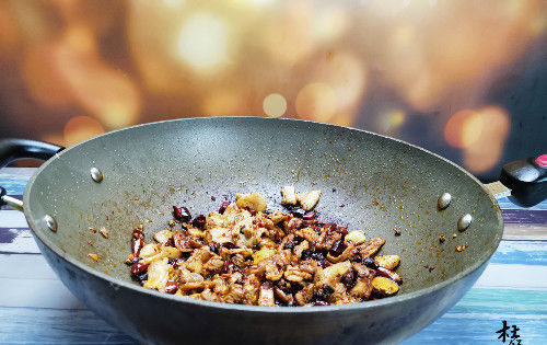  干锅|立秋来道硬菜贴秋膘，大厨分享地道干锅土豆做法，下酒又下饭
