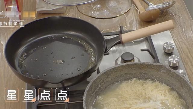 放大|董又霖吐槽谢娜厨艺,娜娜用白眼回应,放大看才知道谁厨艺好