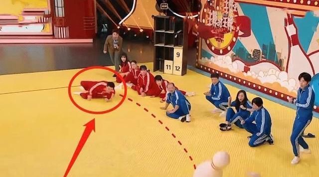  实力|沈腾扔完鞋后摔倒在地，谁注意华晨宇干了啥？实力圈粉！