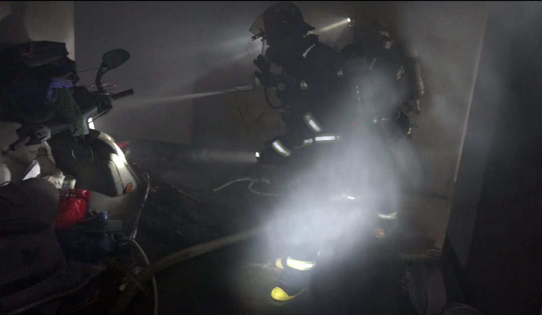 紧急|居民楼层着火,始兴消防紧急扑救