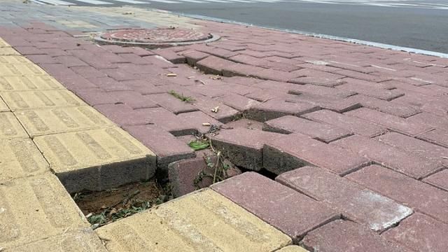  齐鲁晚报|泰安：人行道出现窟窿洞，路面塌陷存在安全隐患