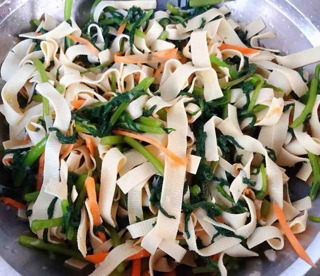  叶茼蒿|8月，遇上这蔬菜别手软，3块买一把，失眠的人多吃，夜里睡得香