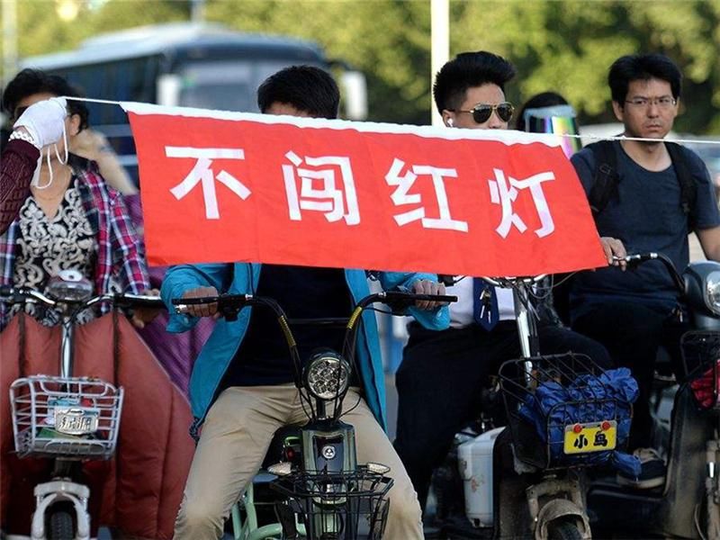 护身符|行人闯红灯被撞,车主却要赔钱?网友:礼让行人不是“护身符”!