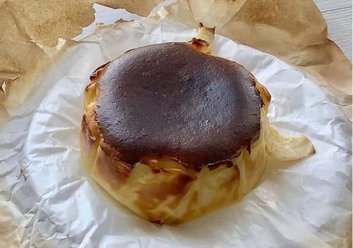  巴斯克芝士蛋糕|别再做电饭锅蛋糕了，现在流行它！比戚风蛋糕更柔软，简单零失败