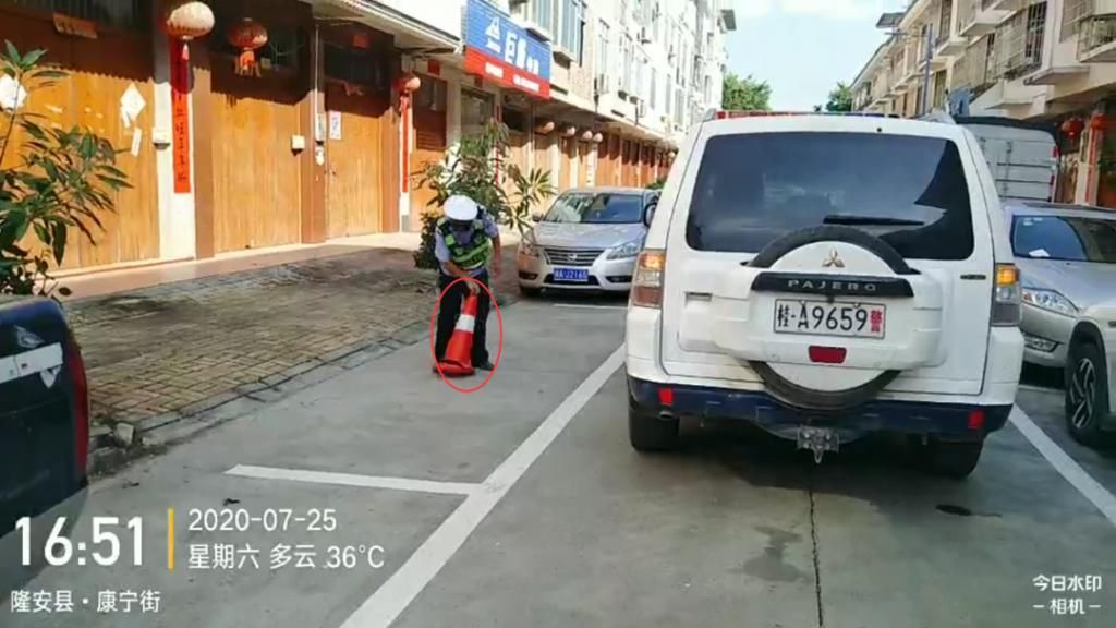 占用|【创建文明城】最新曝光！私自占用公共停车位、乱停车？治！