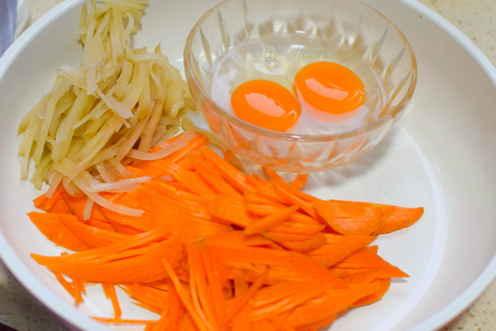  炒有|夏季早餐我从不出去吃，鸡蛋加米粉，简单一炒有饭也有菜