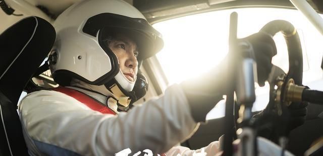  抢救|网曝韩寒赛车场突生意外，称摄影师被撞抢救凶多吉少，消息疑点多