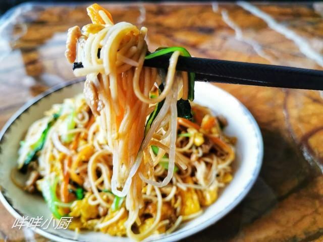  不知不觉|早饭一碗炒面解决，荤素齐全，不知不觉吃到撑，方法简单易学