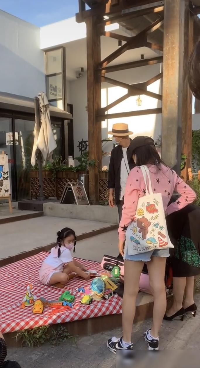 夫妇|5岁饺子摆摊卖二手物品，摊位前挤满顾客，包贝尔夫妇全程跟随