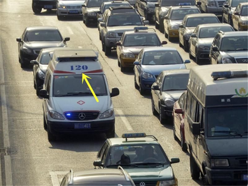 交警|路虎挡住救护车被罚200扣3分,车主一脸委屈:不闯红灯也有错?