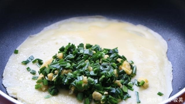 早餐|1把韭菜5个鸡蛋，教你懒人早餐，不和面不揉面，出锅孩子连吃3个