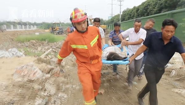  咬住|建筑工地塌方 被埋压女子紧紧咬住消防员手臂……