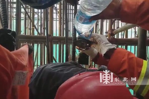 身体|【视频】钢筋贯穿建筑工人身体 消防员快速解救送医