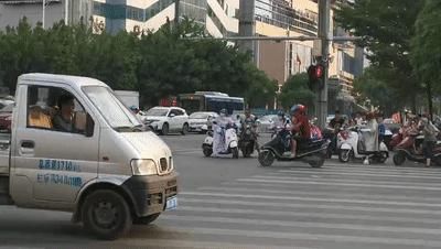 电驴|闯红灯、逆行、不按车道行驶…这些骑电驴的被交警曝光,有你吗?
