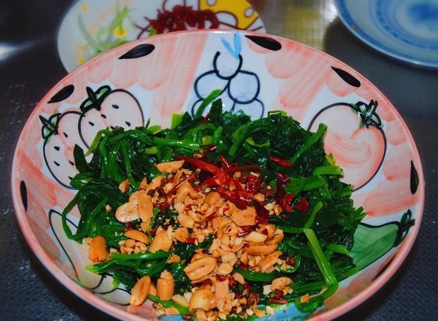 炒鸡蛋|还在用菠菜炒鸡蛋吗?三伏天教你做一道开胃菜,简单易学酸辣爽口