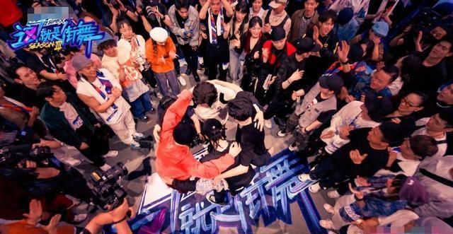 衣服|王一博《街舞3》妖娆舞姿被疯传,扯张艺兴衣服好飒,钟汉良表情失控超搞笑