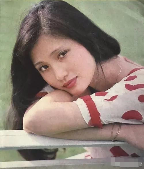  玻璃|曾经绝美容貌遭人嫉妒险被玻璃渣子毁容，如今却自行整成网红脸？