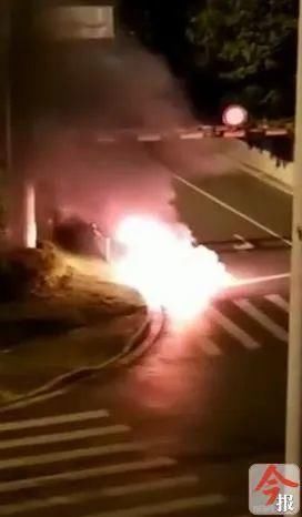  现场|惊险！男子骑车经过西堤路，电驴突然自燃，现场火光冲天！