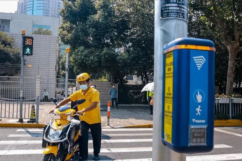 路段|【提示】骑车在路段上横过机动车道，是否应下车推行？