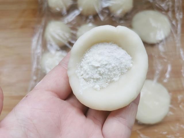 倒入|面粉中倒入开水搅一搅，做出来的糖糕个个空心鼓大泡，外酥里软